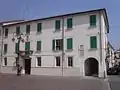 Ayuntamiento de Brescello con la estatua de Peppone.