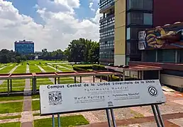 Placa conmemorativa de la inscripción de Ciudad Universitaria al patrimonio cultural de la humanidad de la UNESCO.
