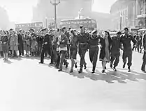 Civiles y personal de servicio en Londres celebrando el Día de la Victoria sobre Japón el 15 de agosto de 1945.