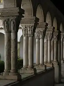 Capiteles con representaciones humanas y animales en el Monasterio de Celas.