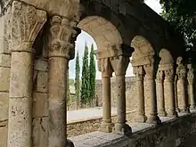 Columnas del claustro románico del monasterio de Santo Domingo (Peralada), donde se muestran columnas pareadas.