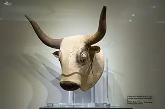 Ritón con forma de cabeza de toro 1500-1450 a. C., Museo Arqueológico de Heraclión.
