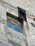 Una placa de anclaje en el claustro de la Iglesia de San Trófimo, Francia