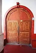 Puerta de madera labrada del siglo XIX, en el claustro alto