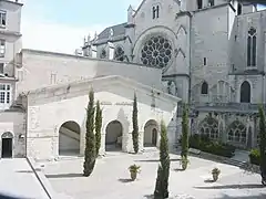 El patio de honor de la Facultad de Medicina (antiguo claustro del monasterio de San Benito) y el Theatrum Anatomicum