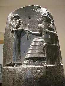 Relieve superior del Código de Hammurabi (1760 a. C.)