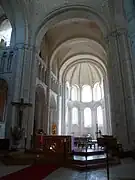 Coro con áside de la abadía de Boscherville (con bóveda de arista románica sobre arcos doblados)