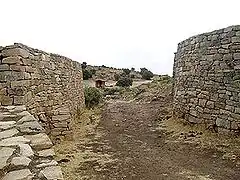 El castro de las Cogotas durante la segunda Edad del Hierro se convierte en un poblado amurallado. En la imagen se muestra la reconstrucción de la puerta principal.