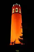 Coit Tower por la noche, iluminada naranja en reconocimiento a los San Francisco Giants