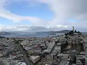 Vista de la Coit Tower, Alcatraz, y el Condado de Marin desde el Distrito Financiero.