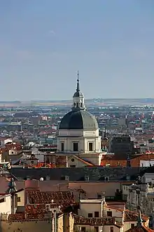 Vista de la cúpula encamonada de la colegiata, sobre los tejados de Madrid.
