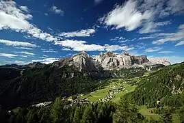 Corvara en Badia y el grupo Sella.