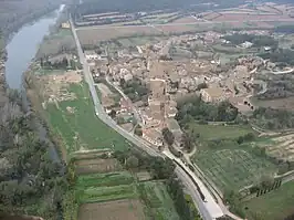 Vista de Colomés, a orillas del río Ter.