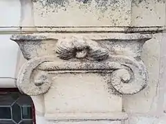 Capitel ornado de volutas de una columna jónica