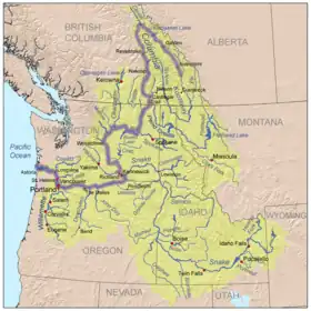 El río Columbia atraviesa Washington desde el extremo noreste hasta el suroeste, formando buena parte de su frontera sur con Oregón