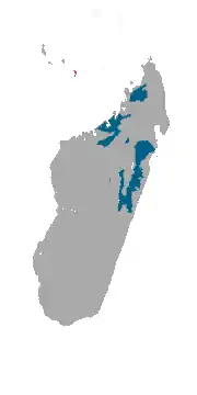 Distribución del lémur pardo (azul) y zona de introducción (rojo)