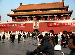 Puerta de Tiananmén hacia la Ciudad Prohibida con la tribuna de autoridades al frente