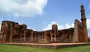 Mahmud Gawan Madrasa fue construida por Mahmud Gawan, el visir del sultanato bahmaní como centro de aprendizaje del Decán
