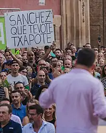 Mitin de Santiago Abascal donde un simpatizante lleva un cartel con el lema "Sánchez que te vote Txapote"