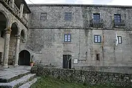 Ayuntamiento, dentro del antiguo monasterio.