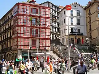 Calzadas de Mallona, a la derecha acceso a la estación de Casco Viejo del metro de Bilbao