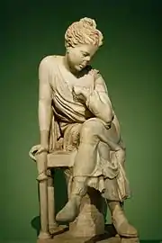 Niña sentada, encontrada en 1879. Mármol pentélico, copia de la época de Adriano de un original griego de la escuela de Lisipo o creación romana (Centrale Montemartini)