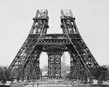 Construcción de la Tour Eiffel, Gustave Eiffel, 1889. Con sus 300 m, destronó al obelisco del Monumento a Washington (1884, 169 m) como la estructura más alta del mundo, marca que mantuvo hasta 1930, cuando fue superada por los rascacielos de Nueva York.