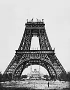 Torre Eiffel, de Gustave Eiffel, durante su construcción (agosto de 1888), para la Exposición Universal de París (1889).