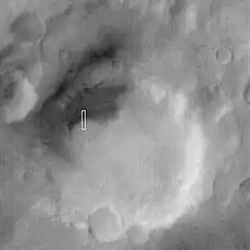 Marte Global Surveyor imagen de contexto con las cajas que muestran donde la imagen próxima está localizada.