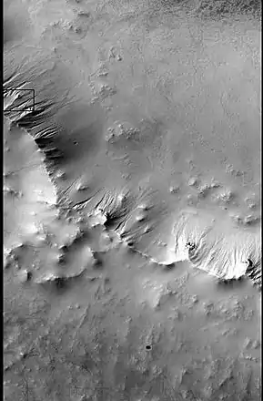 Imagen CTX de parte del cráter Ross que muestra el contexto de la siguiente imagen de HiRISE.