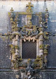 La ventana del Capítulo del Convento de Cristo, en Tomar es una de las más referidas obras en este estilo.