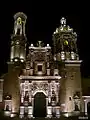 Vista nocturna de la fachada del Convento de Guadalupe