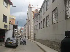 Calle Caldas a su paso por el edificio patrimonial y Convento de las Hermanas Teresitas.