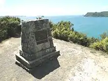 Memorial de la observación del tránsito de Mercurio por James Cook situado en Shakespeare Cliff, una elevación cecana a Cook's Beach en Mercury Bay, localización que no se corresponde con la del lugar donde se realizaron las observaciones.