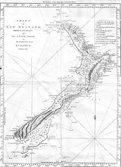 Grabado de John Bayly del clásico mapa de Nueva Zelanda realizado por James Cook y su sobrino Isaac Smith, que muestra el recorrido del HMB Endeavour del 6 de octubre de 1769 al 1 de abril de 1770 alrededor de las dos grandes islas neozelandesas y publicado en el relato del viaje editado por John Hawkesworth en 1773.