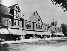 Newport Casino, Newport, Rhode Island (1879), McKim, Mead & White, arquitectos.