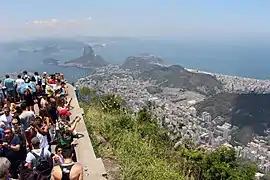Turistas contemplando Río de Janeiro desde el Cristo del Corcovado.