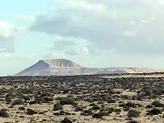 Vista de Montaña Roja desde la playa de Corralejo.