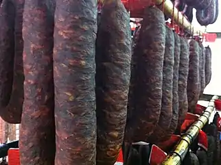 Corras de chorizo de León curando y secando en los varales.