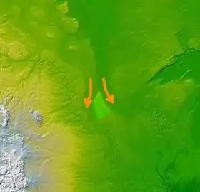 La meseta de las Praderas con el deslizamiento de los glaciares (flechas naranja) a ambos lados de la misma