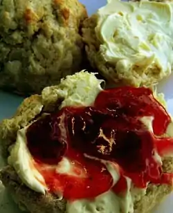 Cream tea compuesto de scones, nata concentrada (clotted cream) y mermelada de fresa