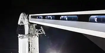 La cápsula Dragon 2 se montó a bordo del Falcon 9, en la plataforma de lanzamiento, con el brazo de acceso de tripulación extendido desde la torre de lanzamiento hasta la cápsula.