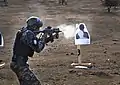 Miembro de la Policía Nacional de Haití disparando el IWI Galil ACE a un objetivo durante un ejercicio de entrenamiento de eventos de tareas críticas en un entorno táctico simulado.