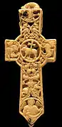 Relicario con forma de cruz, en marfil de morsa. Arte anglosajón, siglo XI.