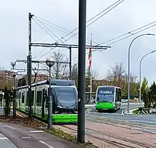 Cruce de tranvía y BEi en la rotonda de América Latina.