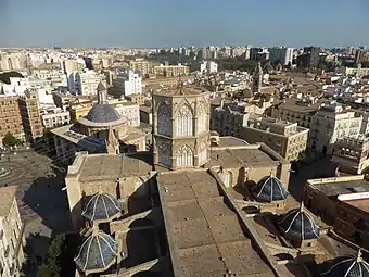 Vista desde la terraza de la torre del Miguelete o Micalet El cimborrio gótico es un prisma octogonal, de ventanales con alabastro