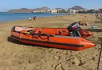 Lancha de la Cruz Roja Española en la playa de Las Palmas.