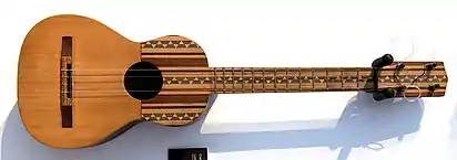 Cuatro Venezolano Cordófono (Instrumento de cuerda).