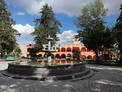 Plaza principal y, al fondo, el Palacio Municipal.