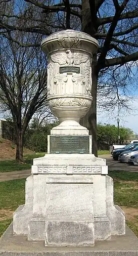 La Urna de la Amistad Cubana en Ohio Drive, Southwest, Washington, D.C., este de Potomac Park.